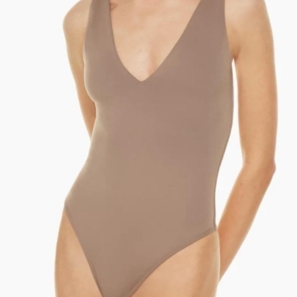NWOT Aritzia Babaton Contour V-Neck Bodysuit